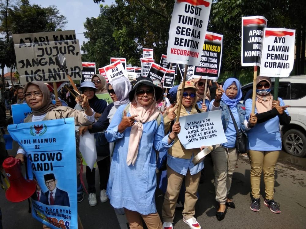 Pemilu Banyak Curang, Pendukung Prabowo Geruduk Kantor Bawaslu Jabar