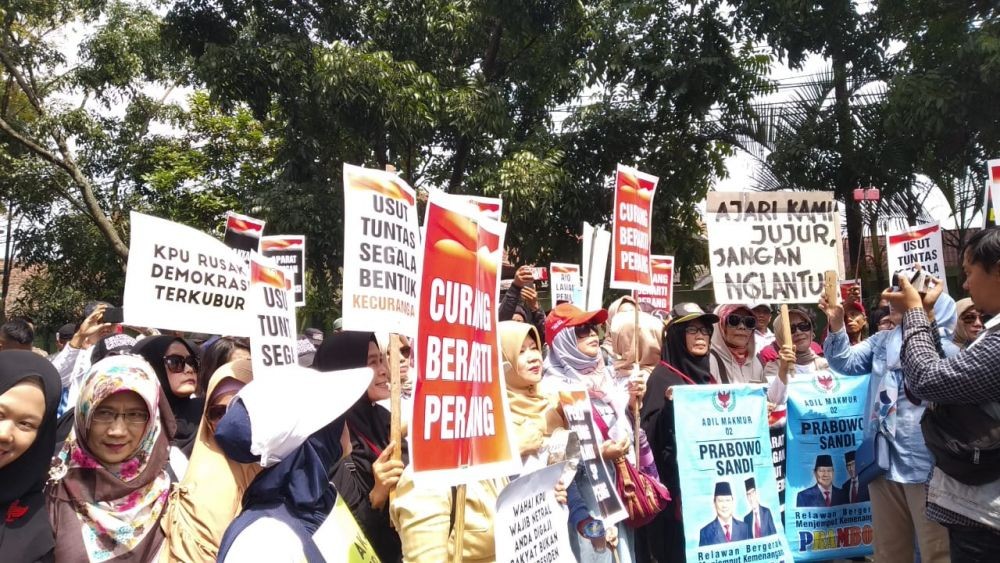 Pemilu Banyak Curang, Pendukung Prabowo Geruduk Kantor Bawaslu Jabar