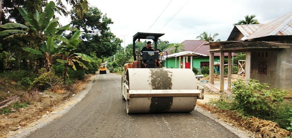 Pemkab Tapteng Mulai Perbaiki Jalan Rusak di Desa-desa