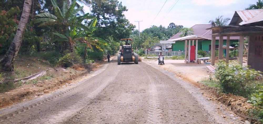 Pemkab Tapteng Mulai Perbaiki Jalan Rusak di Desa-desa