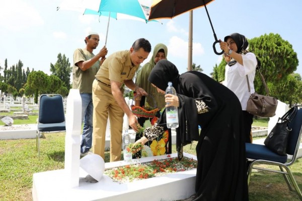 Jelang Ramadan, Wagub Ijeck Ziarah ke Taman Makam Pahlawan Medan
