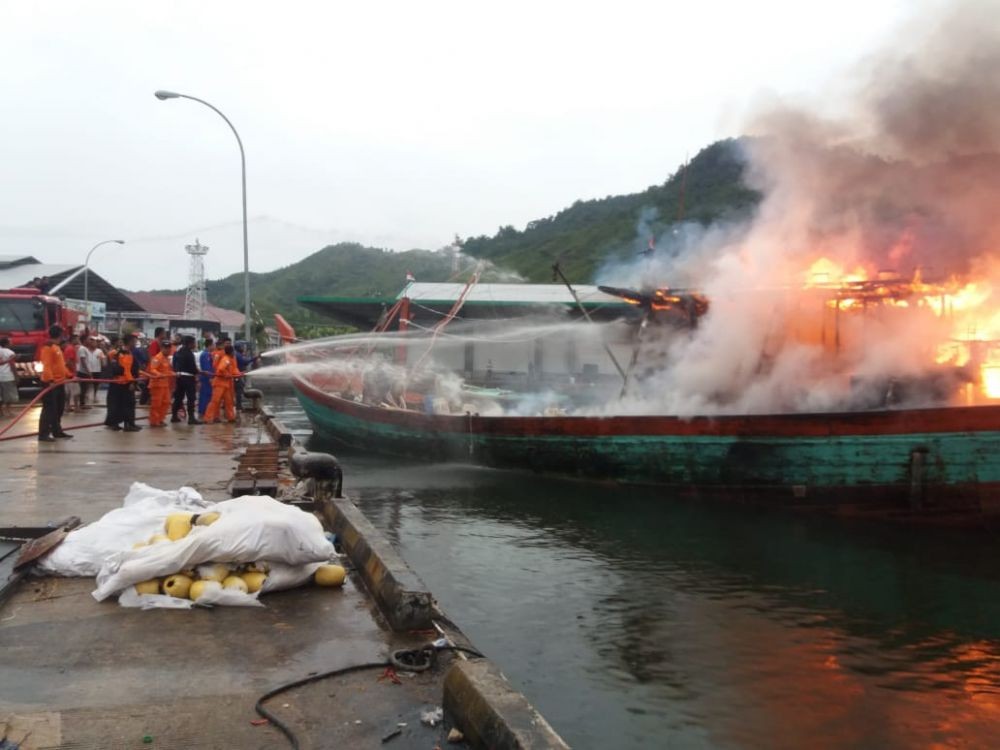 Pulang Melaut, Kapal Nelayan Sibolga Musnah Karena Ledakan Gas 