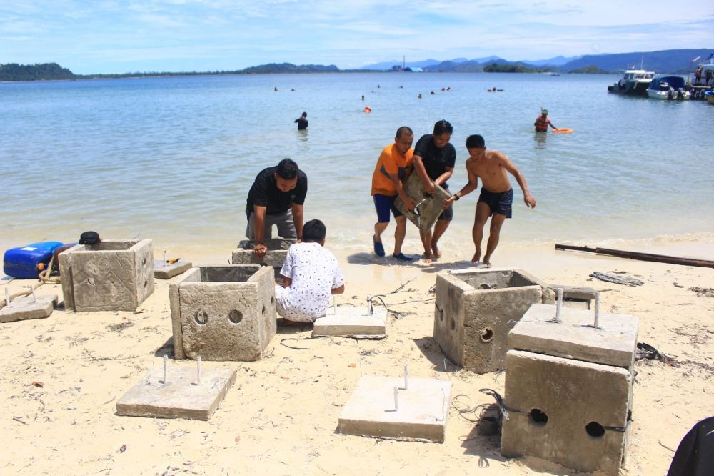 Komantab Letakkan 9 Boks Karang Buatan di Perairan Pulau Poncan