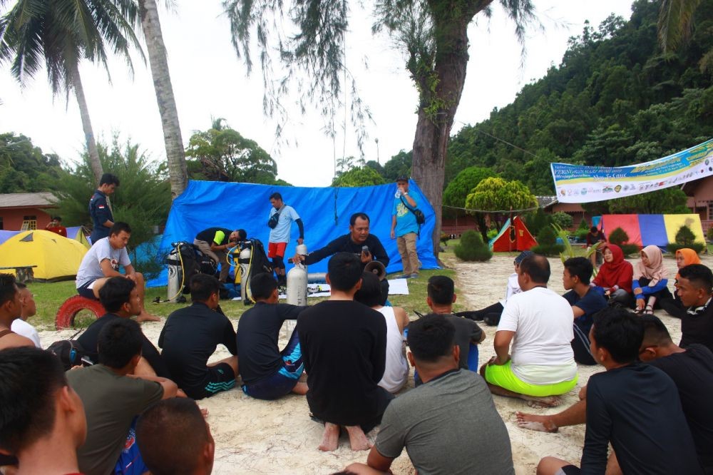 Komantab Letakkan 9 Boks Karang Buatan di Perairan Pulau Poncan