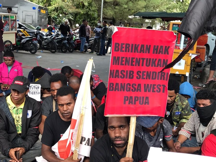 Massa Buruh se-Makassar Gelar Aksi Mayday di Fly Over Urip Sumoharjo 