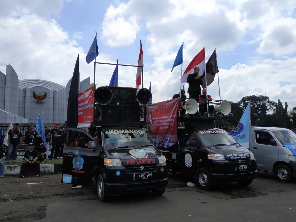 [Foto] Ribuan Buruh se-Jabar Aksi di Depan Gedung Sate