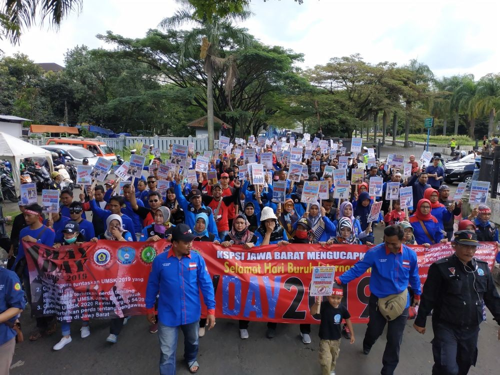 Ratusan Buruh Geruduk Disnakertrans, Laporkan PNS Bandel