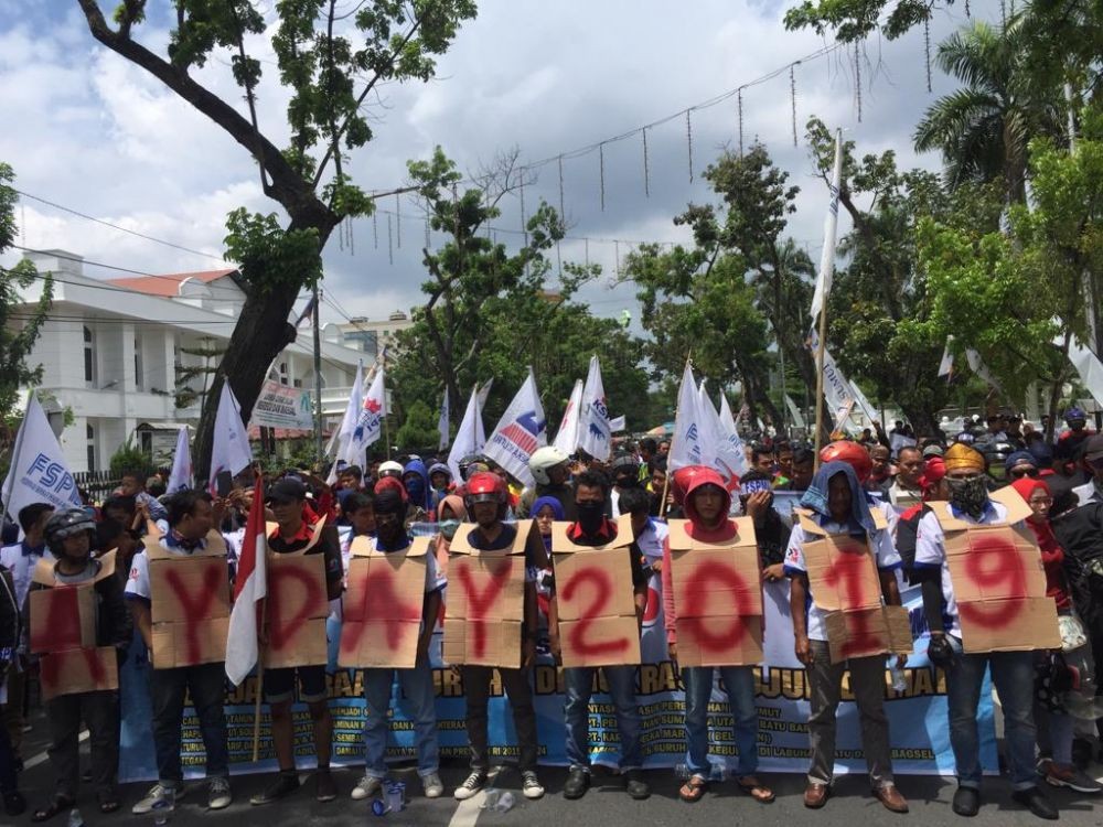 Massa Aksi FSPMI: Pak Edy Rahmayadi, Buruh di Sumut Belum Bermartabat!