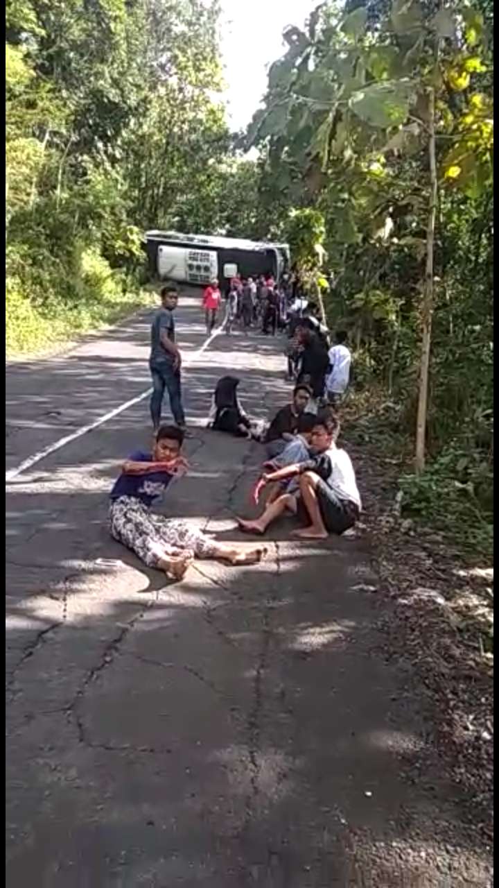 Bus Wisata Terguling, Seorang Penumpang Tewas