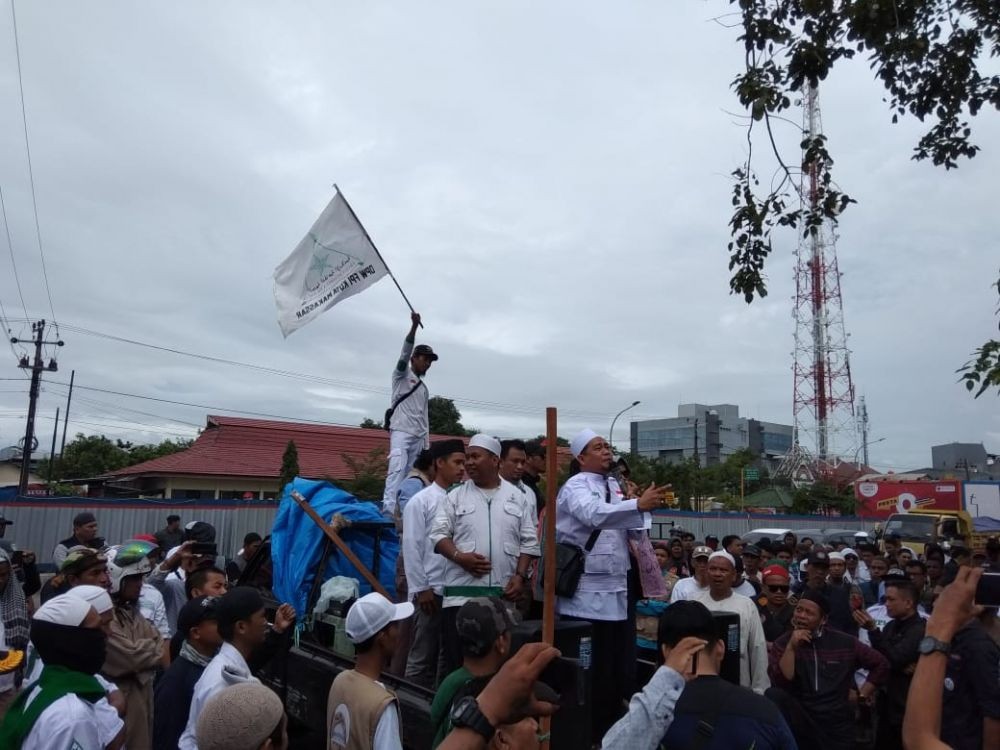 Massa Pendukung Prabowo-Sandi Geruduk Kantor KPU Sulsel