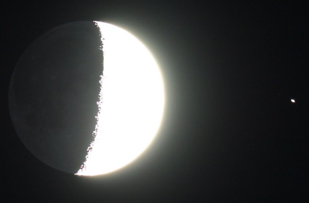 Луна зеркало земли. Луна и Сатурн в одном кадре. Луна оппозиция Сатурн фото.