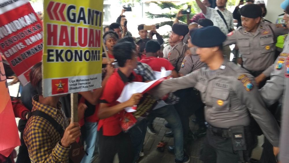 Demo Hardiknas di Tuban Nyaris Ricuh, Belasan Mahasiswa Saling Dorong