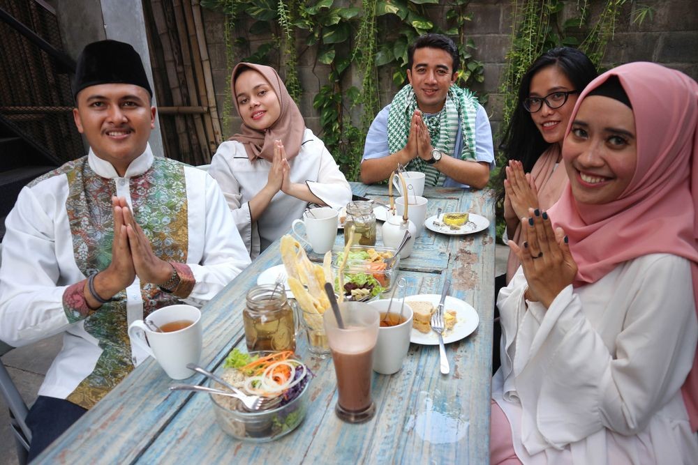 Можно облизывать губы во время рамадана. Мусульманские женщины на кафе. Мусульман женщины в ресторане. Фото муж и жена завтракает Рамадане.