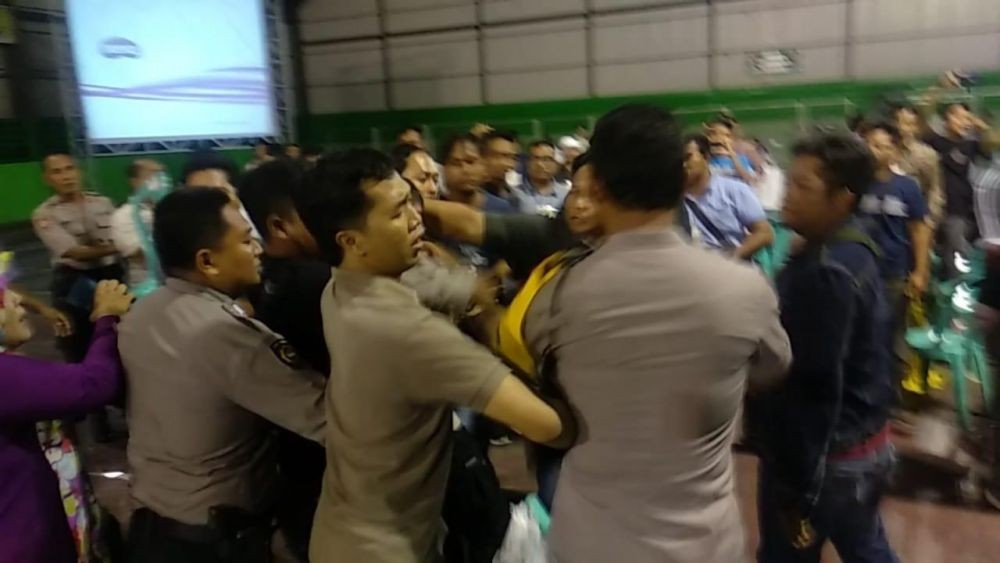 Rekapitulasi Pemilu di Sampang Ricuh, Dua Orang Diamankan Polisi