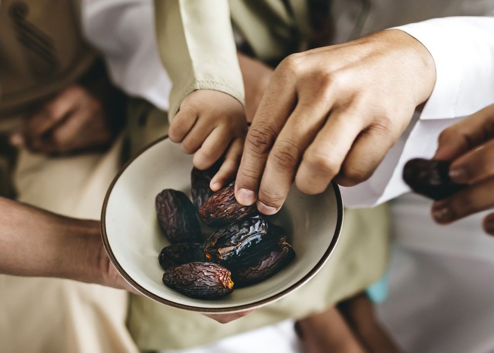 Berbuka Puasa dengan Manis di Masjid Al Markaz Makassar