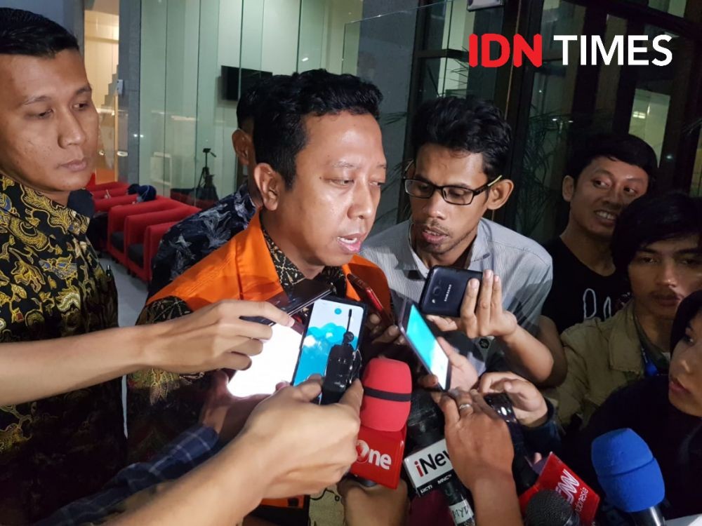 Namanya Disebut di Gugatan Praperadilan Rommy, Khofifah: Walah