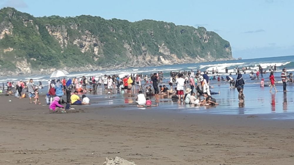 Puluhan Wisatawan di Pantai Parangtritis Tersengat Ubur-Ubur 