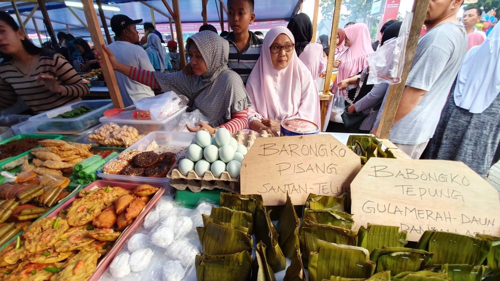 Ratusan Pembeli Borong Takjil di Pasar Ramadan Bursay