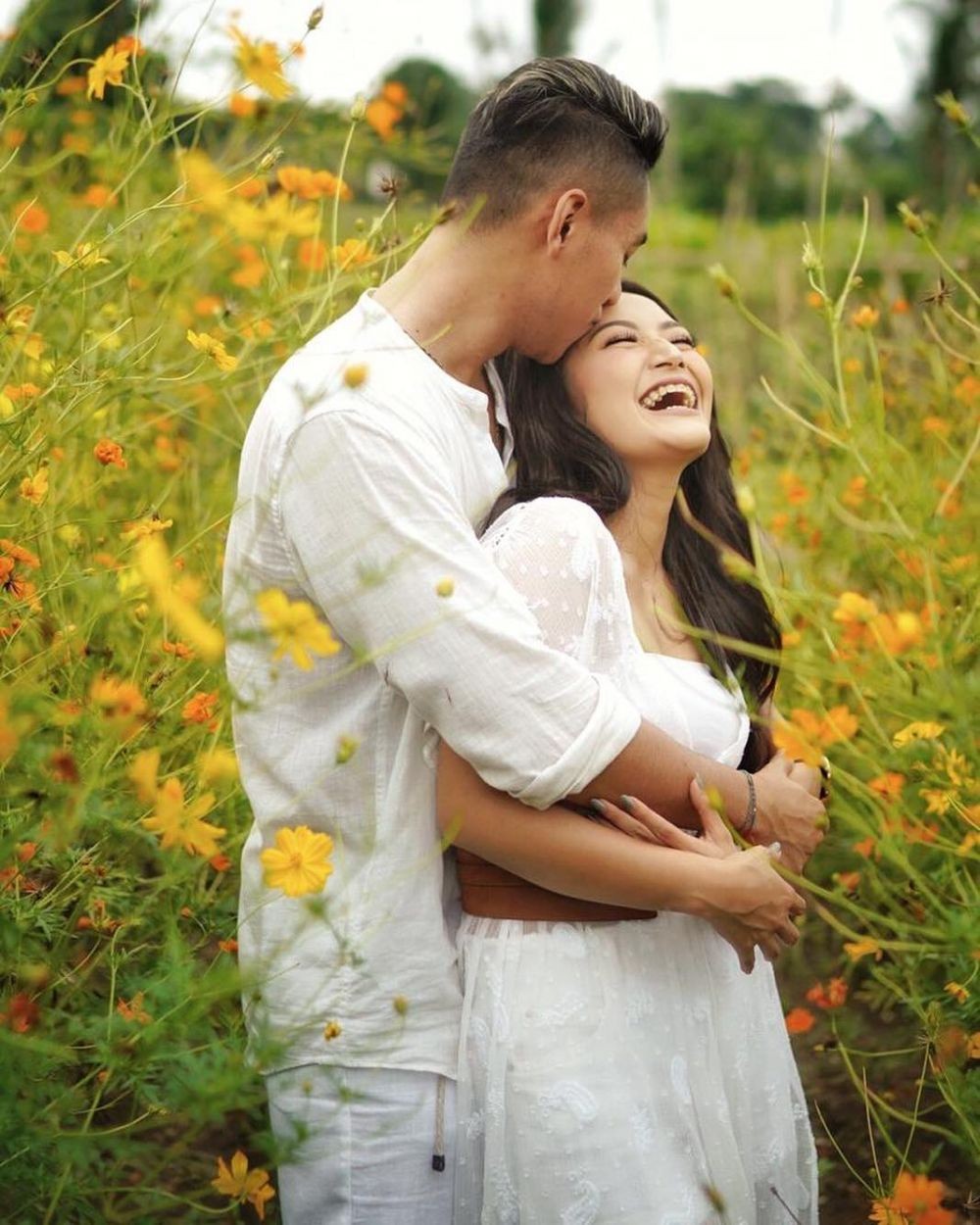 Bertema Sederhana & Mewah, 10 Momen Romantis Prewed Siti Badriah-Kris