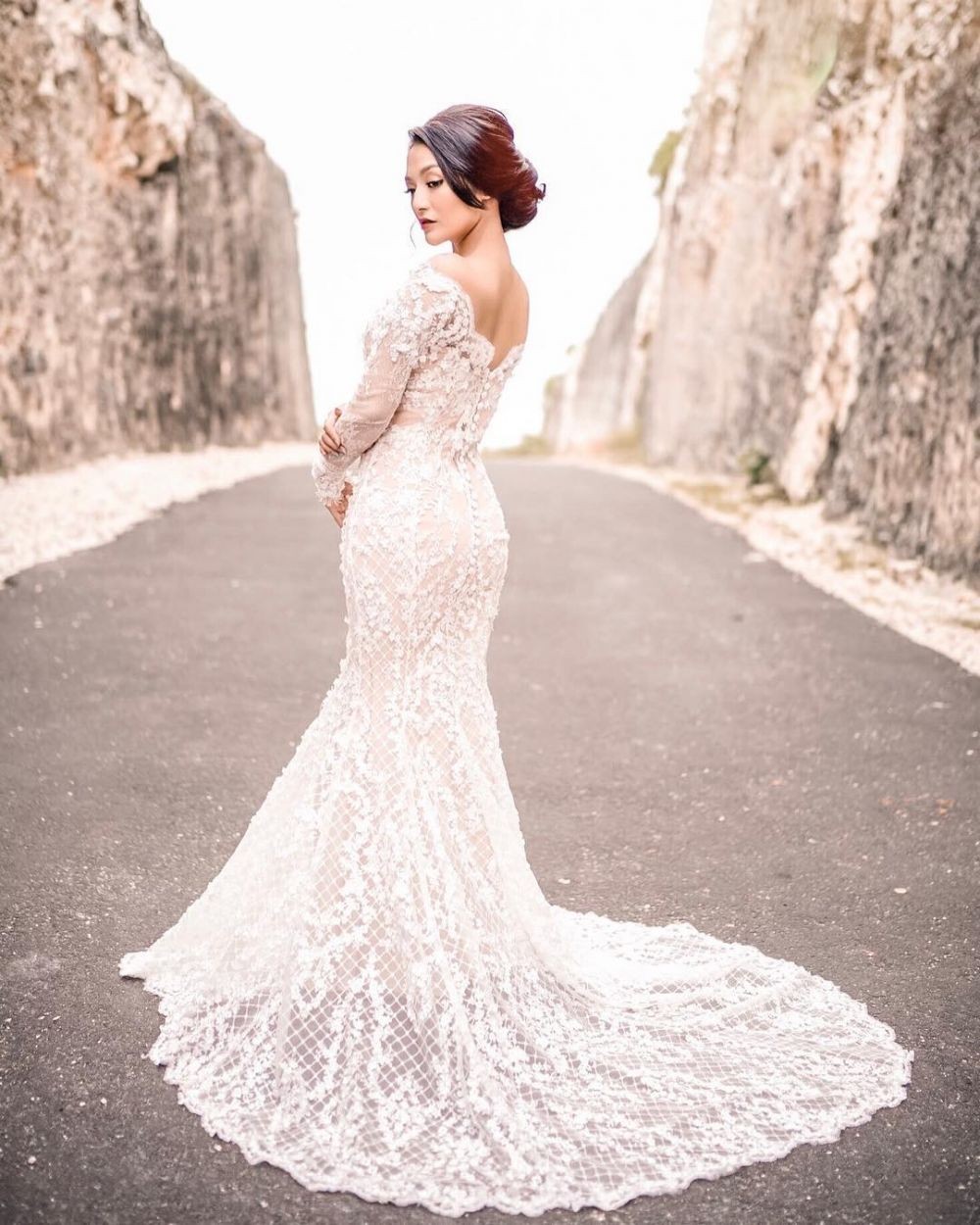 Bertema Sederhana & Mewah, 10 Momen Romantis Prewed Siti Badriah-Kris