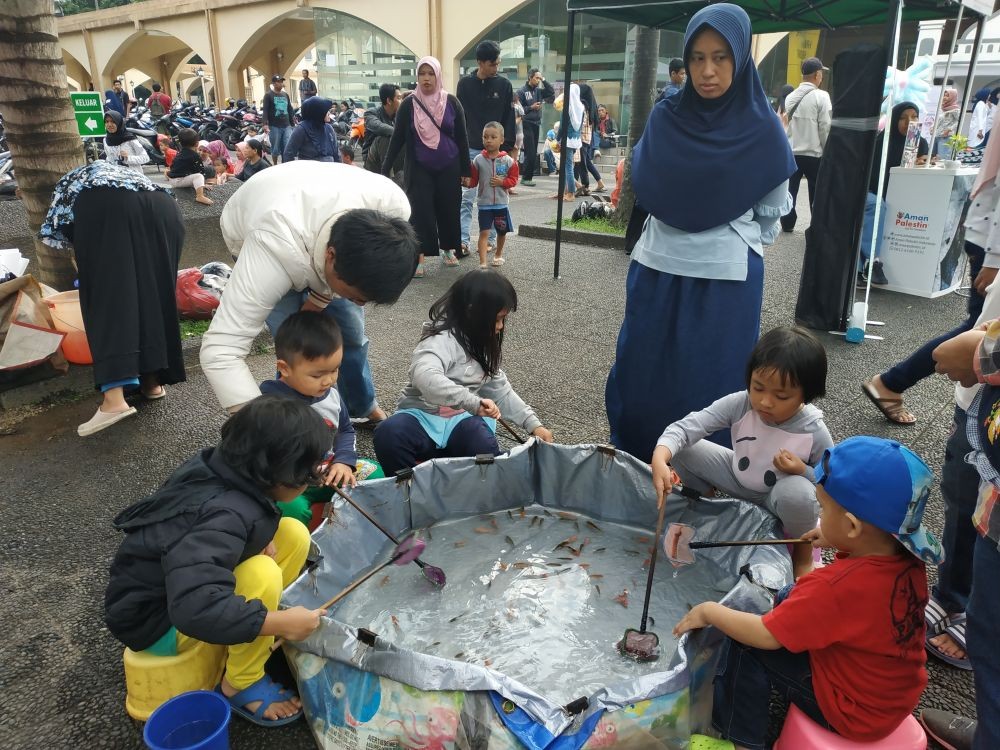 [Foto] Ngabuburit Sambil Bermain Bersama Anak di Masjid Pusdai Bandung