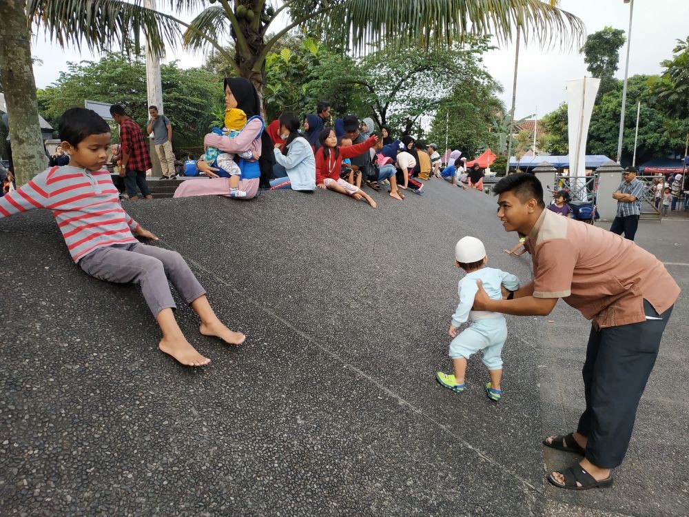 [Foto] Ngabuburit Sambil Bermain Bersama Anak di Masjid Pusdai Bandung