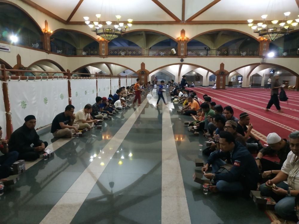 Beda dengan Masjid Raya, Hari Ini Masjid Pusdai Gelar Salat Jumat