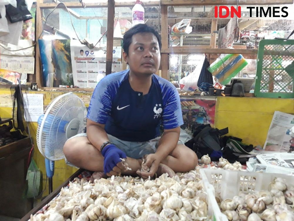 Hari Pertama Puasa, Harga Bawang Putih di Pasar Wonokromo Mulai Turun