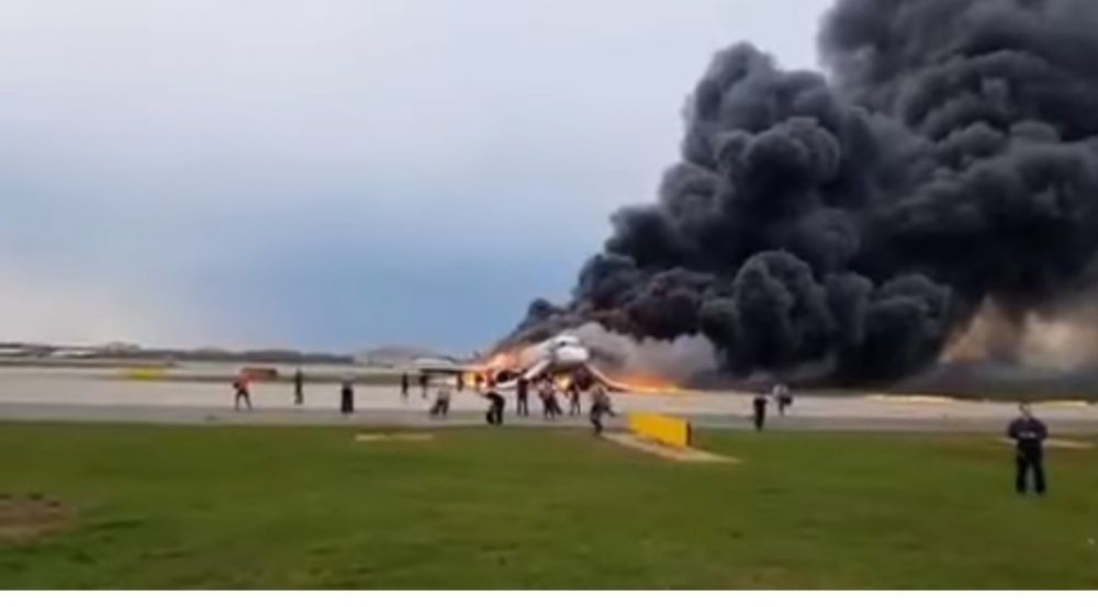 Pesawat Jet Sukhoi Aeroflot Terbakar karena Disambar Petir?