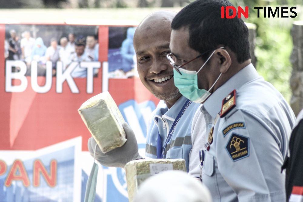 BNN Jabar Gagalkan Penyelundupan 70 Kg Ganja dalam Ban Mobil Asal Aceh