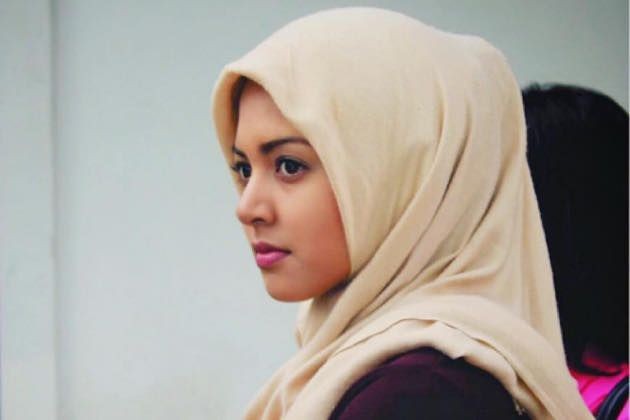 Walau Non Muslim, 9 Artis Ini Tampil Memesona dalam Balutan Hijab