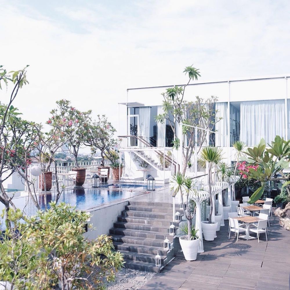 10 Cafe Rooftop di Jakarta Paling Hits dengan View Bagus