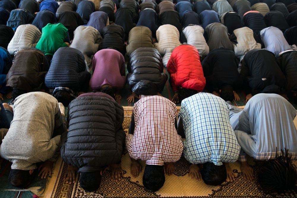 7 Manfaat Gerakan Salat untuk Kesehatan, Gak Kalah dari Olahraga