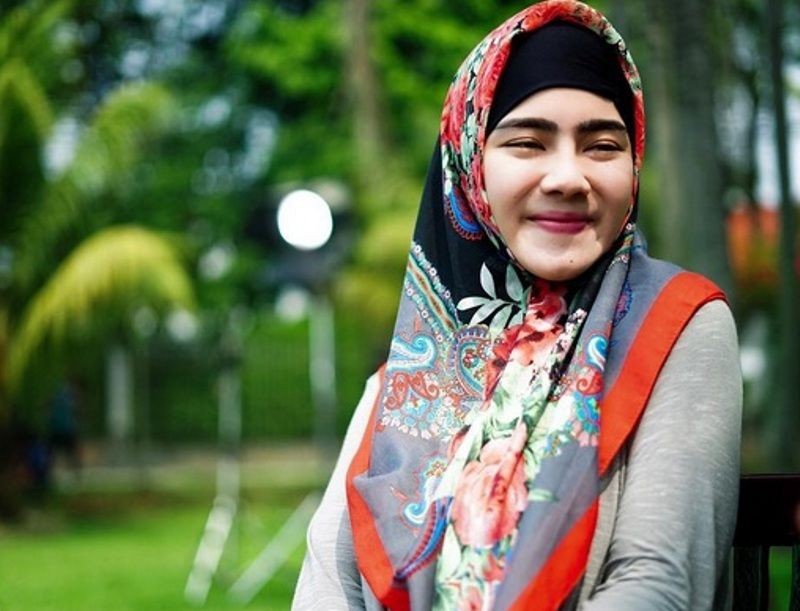 Walau Non Muslim, 9 Artis Ini Tampil Memesona dalam Balutan Hijab