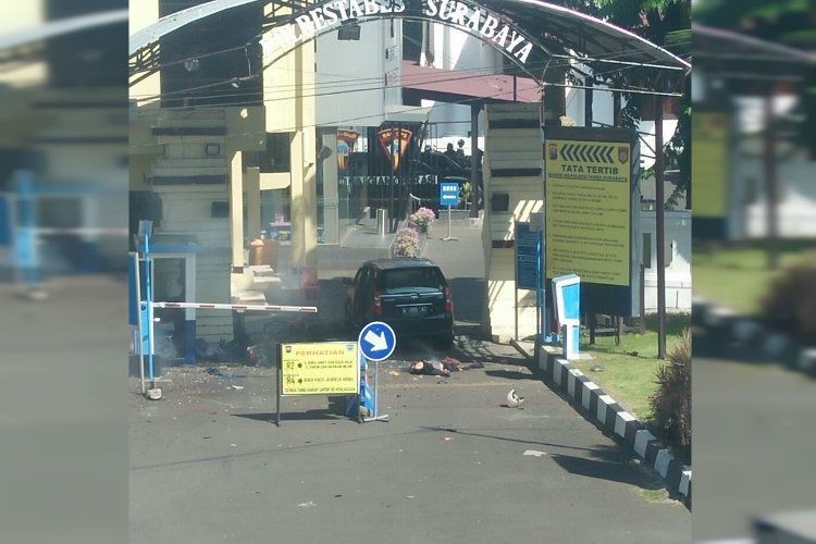 Tamu Tak Diundang di Mapolrestabes Surabaya