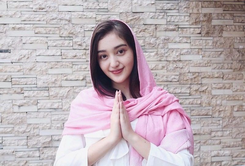 Walau Non Muslim, 9 Artis Ini Tampil Memesona dalam Balutan Hijab