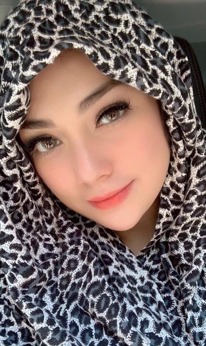 10 Potret Memesona Celine Evangelista saat Kenakan Hijab