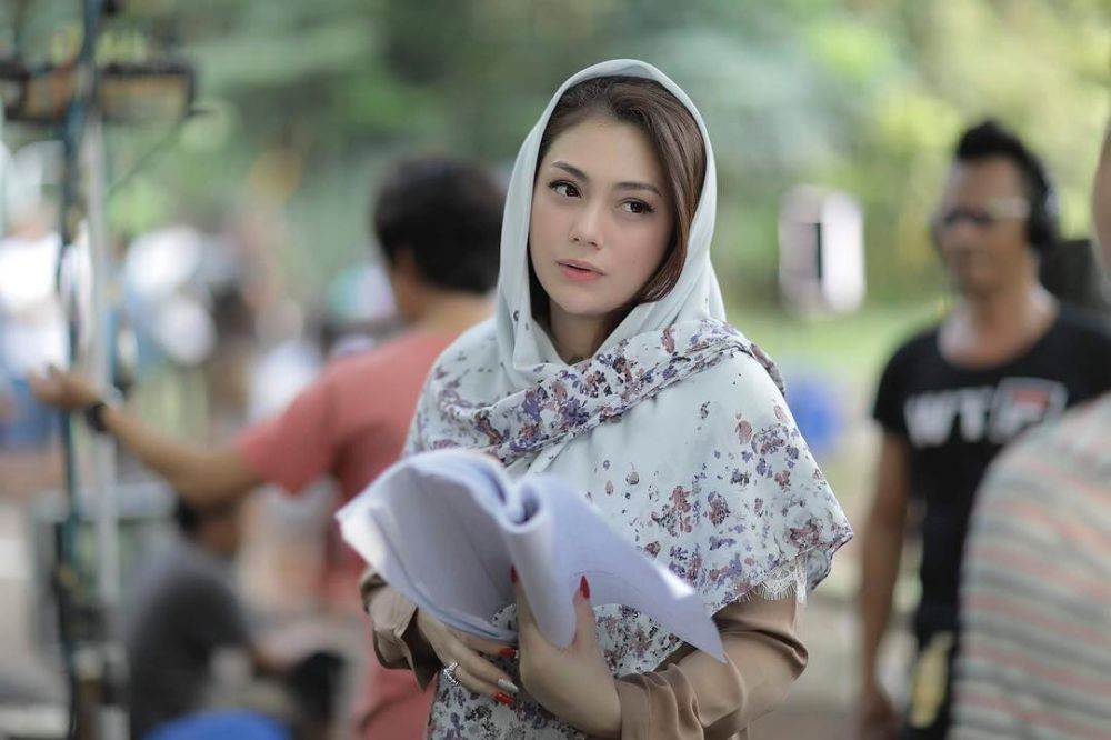 10 Potret Memesona Celine Evangelista saat Kenakan Hijab