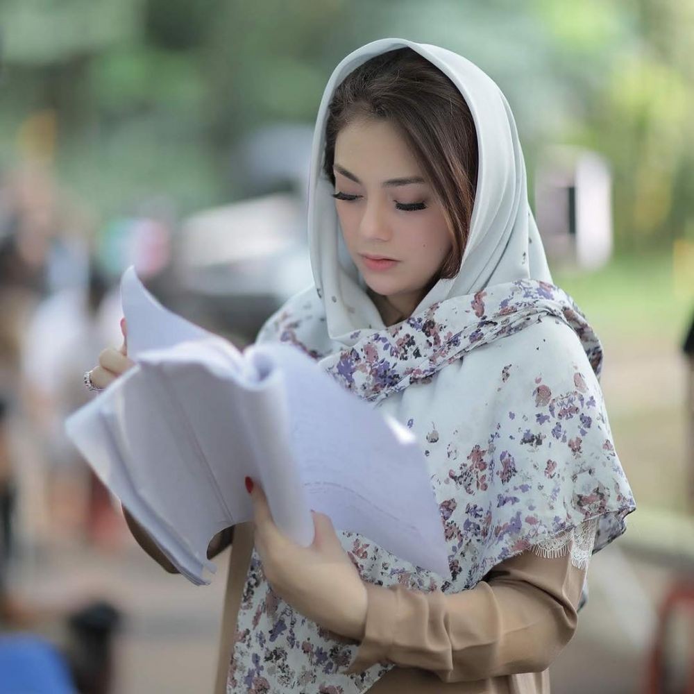10 Potret Memesona Celine Evangelista saat Kenakan Hijab