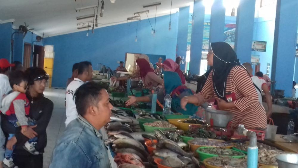 Jelang Libur Nataru, Harga Ikan Laut di Pantai Depok Stabil