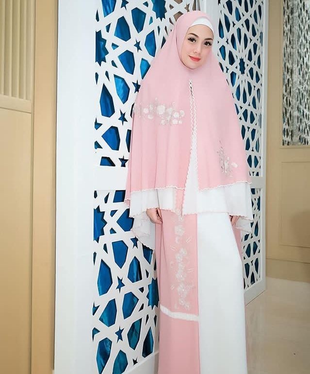 10 Potret Memesona Celine Evangelista saat Kenakan Hijab