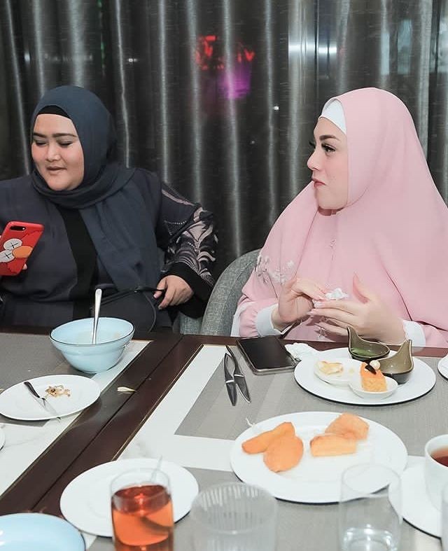 10 Potret Memesona Celine Evangelista saat Kenakan Hijab