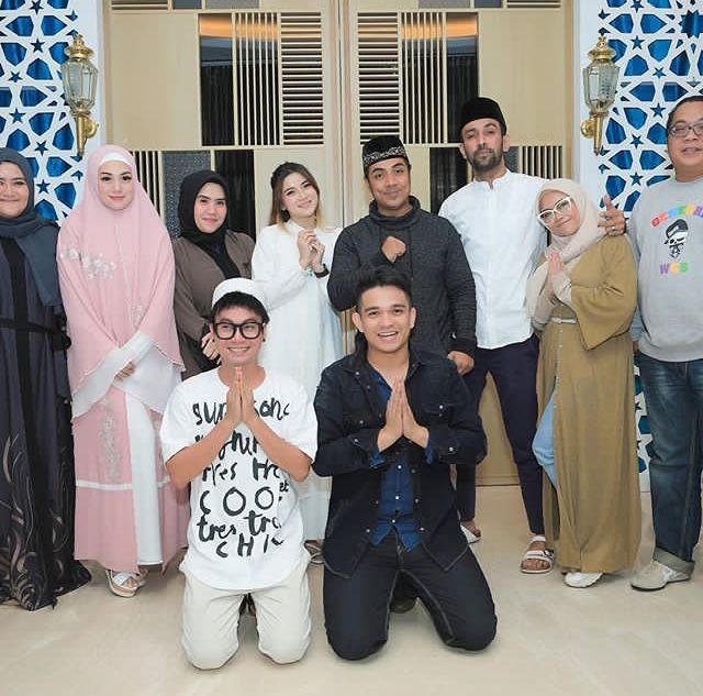 10 Potret Memesona Celine Evangelista saat Kenakan Hijab
