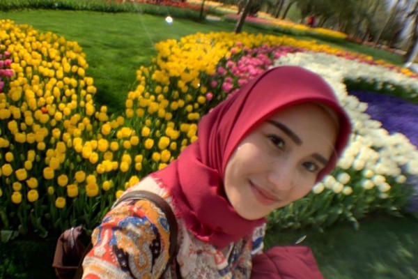  Foto  Wanita  Berhijab  Dengan Pemandangan  Yang Indah foto  