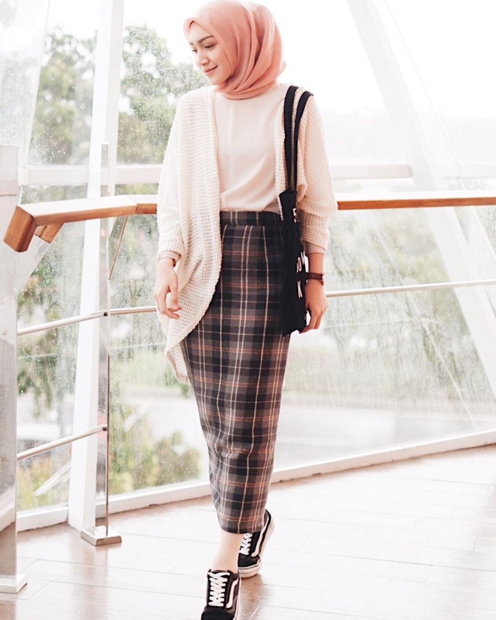 10 OOTD  Hijab  untuk Bukber ala Melody Prima Minimalis  