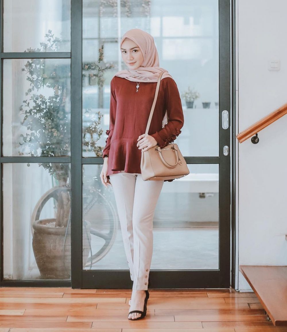 10 OOTD  Hijab  untuk Bukber ala Melody Prima Minimalis  