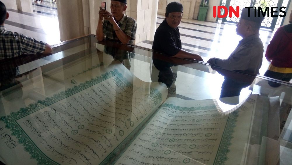 Menengok Alquran Raksasa di Masjid Raya Makassar