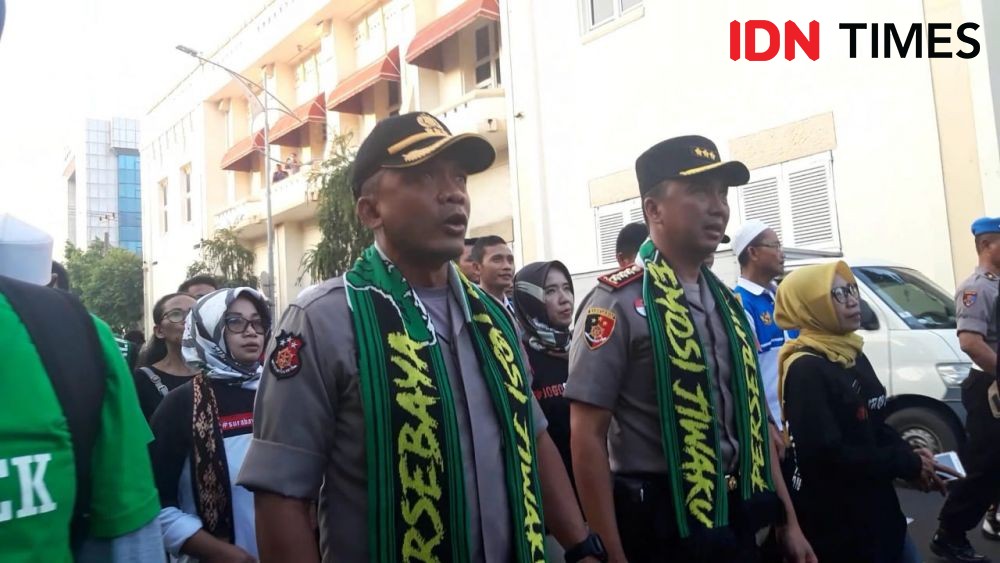 Tradisi Pelepasan Kapolrestabes Surabaya Diiringi Ratusan Bonek Mania