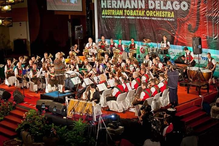 Musisi Jerman, Belanda & Austria Akan Nyanyikan Lagu Batak di Samosir