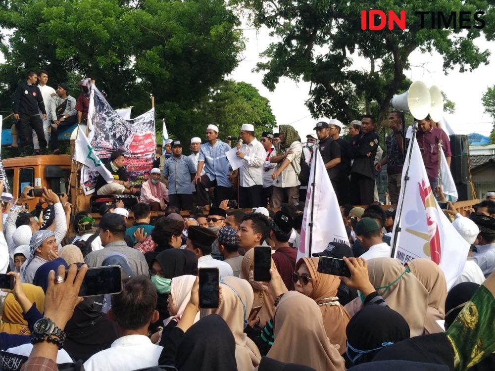Geruduk Bawaslu Sumut, Massa GNPF Minta Jokowi Didiskualifikasi